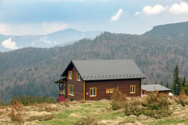 カルパティア山脈 ウクライナの森の中の大きな山小屋 — ストック写真