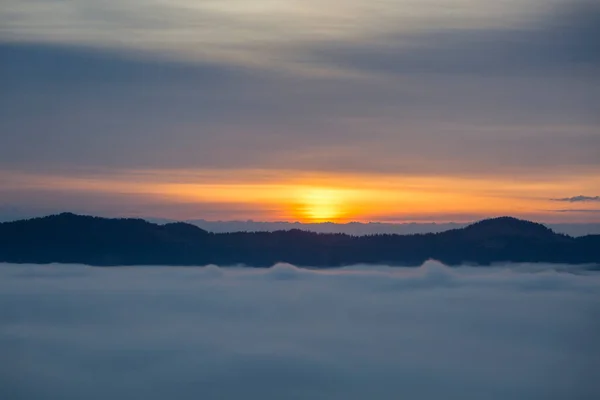 Nebelschwaden Fielen Bei Sonnenaufgang Unter Den Berg Oranger Horizont — Stockfoto