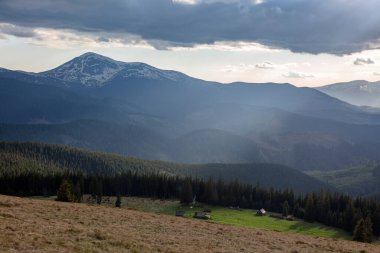 Chornohora 'nın Kukul çayırındaki karla kaplı Hoverla Dağı' nın manzarası, Karpatlar, Ukrayna