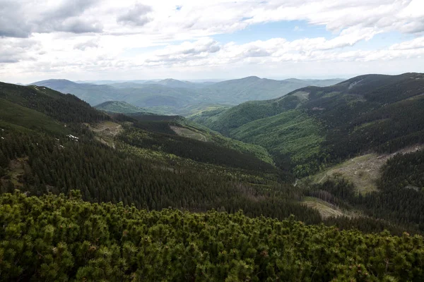 Una Valle Corre Tra Montagne Alla Sezione Trasversale Dei Pendii — Foto Stock