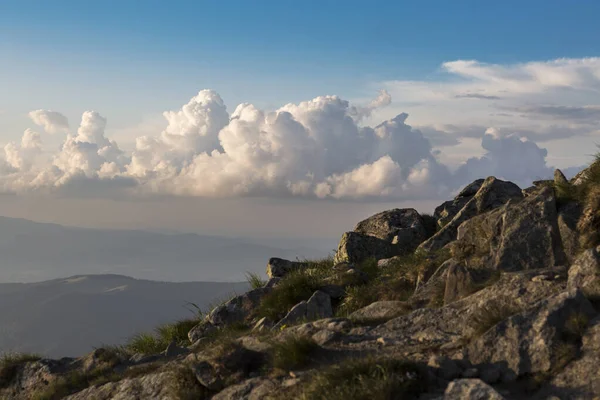 Wandelen Stenigde Bergen Heuvels Bij Zonsondergang Met Blauwe Lucht Wolken — Stockfoto