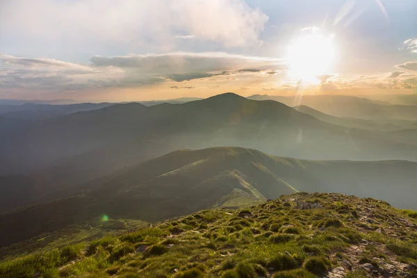 Prachtige Groene Bergen Tijdens Oranje Zonsondergang Met Blauwe Lucht Wolken — Stockfoto