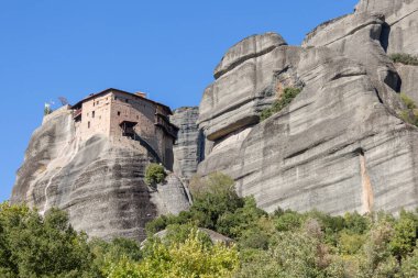 Meteora, Yunanistan 'da kaya oluşumunda Bizans mucizevi manastırı. Kalabaka yakınlarındaki kaya manastırlarının üzerinde gizemli bir şey asılı.