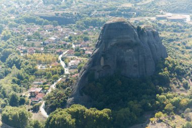 Kastraki kasabası Kalabaka, Yunanistan üzerinde Meteora 'nın dev kaya sütunları oluşumu
