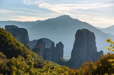 Meteora eşsiz ve devasa kaya kolonları Pindos Dağları 'nın yanındaki yerden hızla yükseliyor. Batı Thessaly, Kalabaka bölgesi, Yunanistan