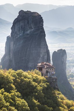 Meteora, Yunanistan 'da kaya oluşumunda Bizans mucizevi manastırı. Kalabaka yakınlarındaki kaya manastırlarının üzerinde gizemli bir şey asılı.