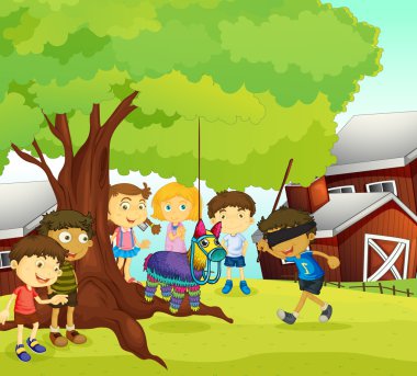 doğada oynayan çocuklar