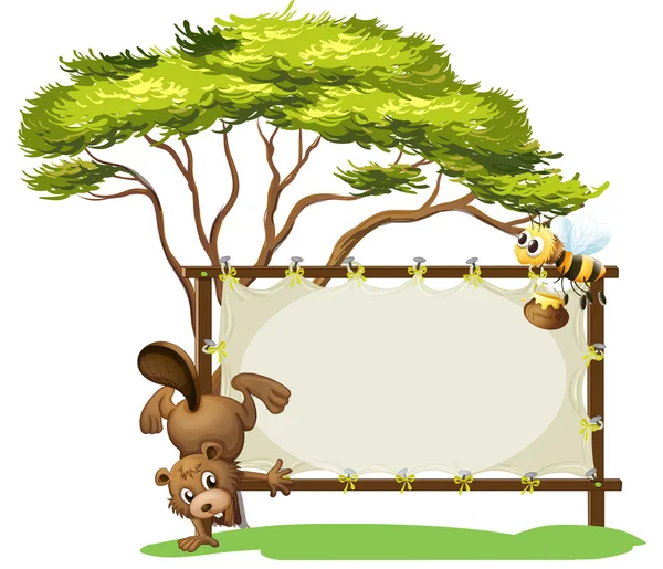 Kunduz ve boş bir tabela yanında arı