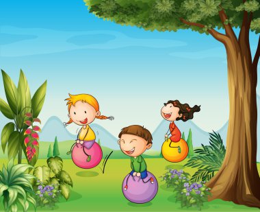 Üç çocuk zıplayan topu ile eğleniyor