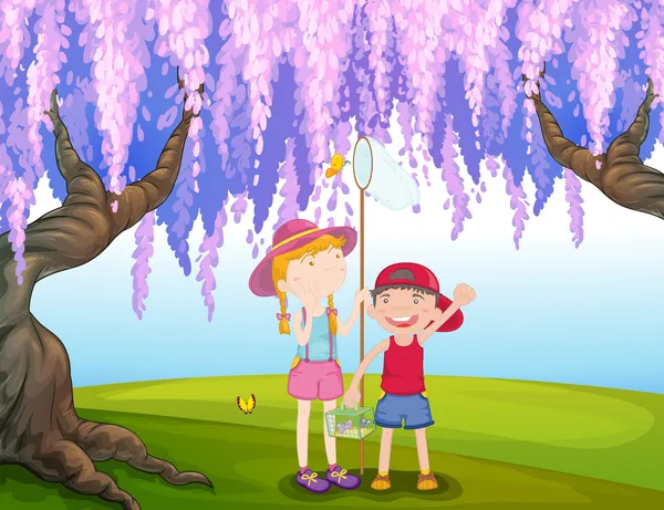 Une fille et un garçon attrapant un papillon au parc — Image vectorielle