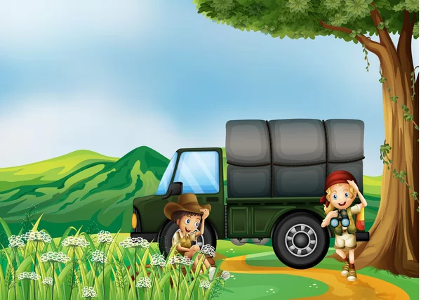 Une fille et un garçon à côté du camion vert — Image vectorielle