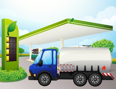 bir benzin istasyonunun önünde petrol tankeri