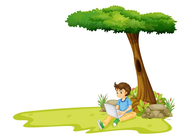 Um rapaz a usar o portátil debaixo de uma árvore — Vetor de Stock