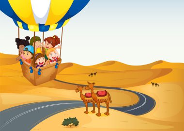 sıcak hava balonu ile çöl çocuklara