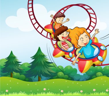 Üç çocuk roller coaster binmek
