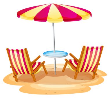 Şerit plaj şemsiyesi ve iki ahşap sandalye