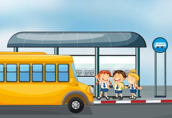 Un autobús escolar amarillo y los tres niños — Vector de stock