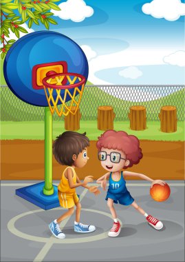 iki erkek basketbol sahası basketbol oynarken
