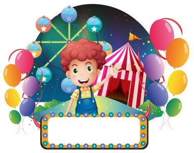 bir karnaval önünde boş bir tabela olan bir çocuk