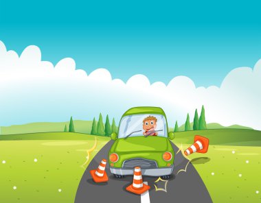 trafik konileri darbeleme yeşil bir arabada bir çocuk