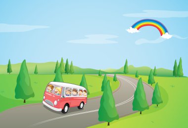 bir otobüs ile eğri yol boyunca çalışan çocuklar