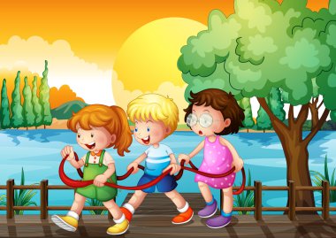 Ahşap köprüye şerit içinde oynayan üç çocukları