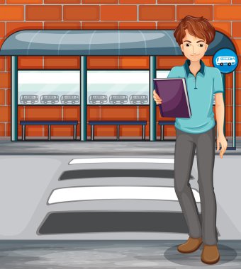 bir kitap otobüs durağına yakın tutan bir adam