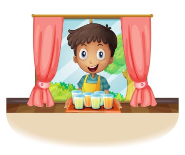 bir tepsi suyu tutan bir çocuk