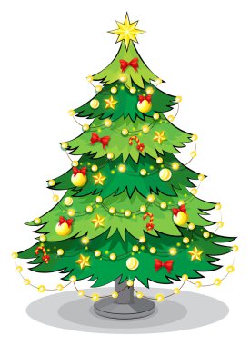 parlak ışıklar ile yeşil bir Noel ağacı