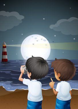 Sahilde iki erkek fotoğrafçılar