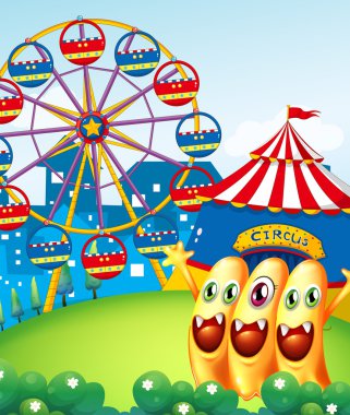 tepenin bir karnaval ile üç oynak monster
