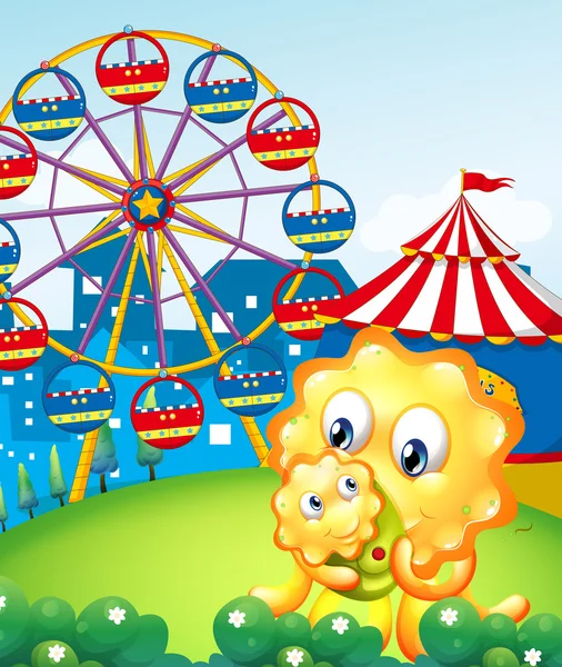 Un monstre jaune et son enfant au carnaval — Image vectorielle