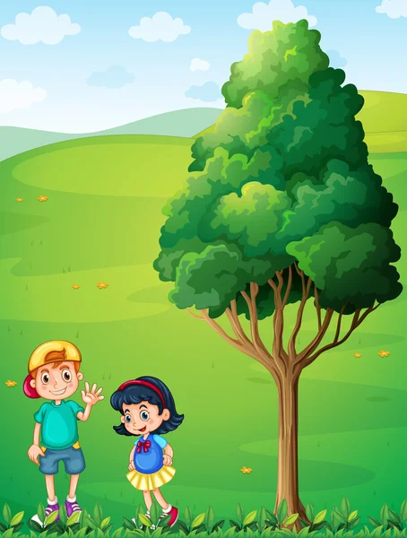 Due bambini in cima alla collina vicino all'albero — Vettoriale Stock