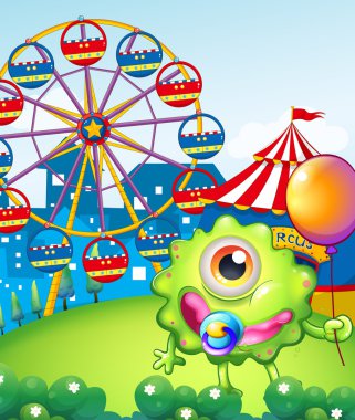 Karnaval yakınındaki bir balon tutan genç tek gözlü bir canavar