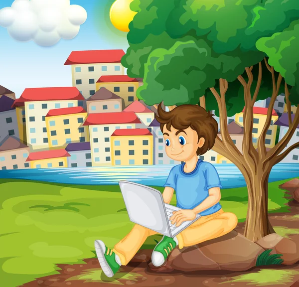 Młody chłopak za pomocą laptopa, pod drzewem w brzegu — Stockvector
