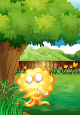 Geçitli bahçedeki ağacın altında sarı bir canavar