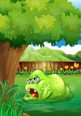 ağacın yanında yorgun yeşil canavar