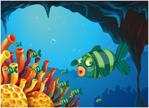 Una escuela de peces de color rayas bajo el mar — Vector de stock