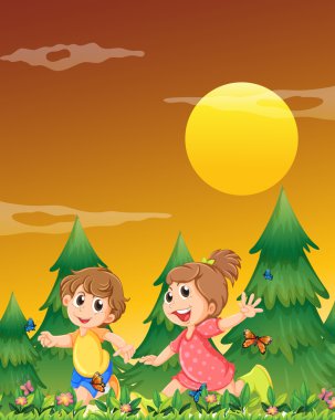 Kelebekler ile bahçesinde oynayan iki çocukları