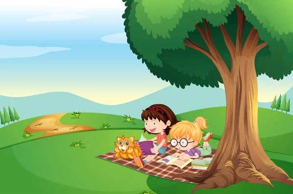 Bambini che leggono sotto l'albero con un gatto — Vettoriale Stock