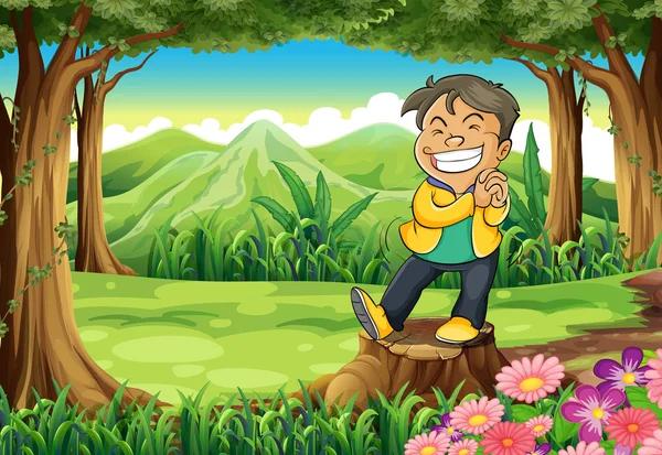 Ein glücklicher junger Mann steht über dem Baumstumpf am Waldrand — Stockvektor