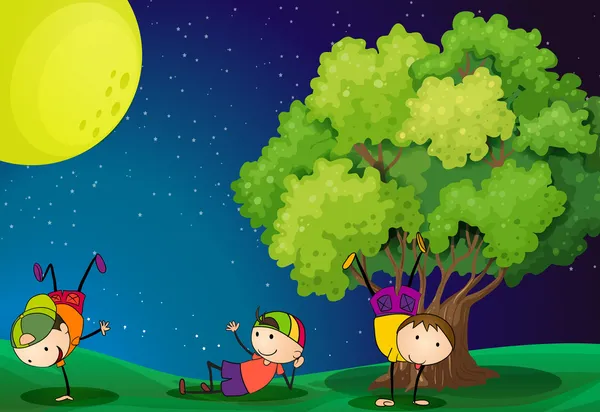 Trois enfants jouant près de l'arbre sous la pleine lune — Image vectorielle