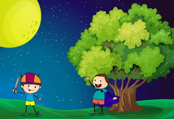 Niños felices jugando cerca del árbol bajo la luna llena brillante — Archivo Imágenes Vectoriales