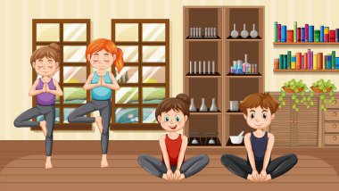 İnsanlar yoga stüdyosunda yoga yapıyor.