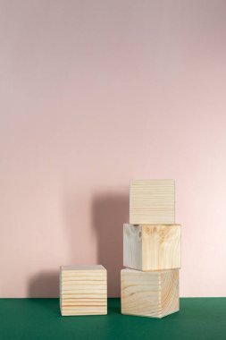 Tahta küplere karşı soluk pembe ve zümrüt yeşili arka plan