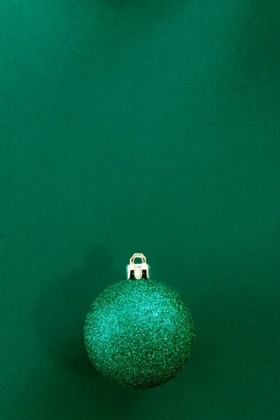 Groene Glanzende Kerstbal Geïsoleerd Groene Achtergrond — Stockfoto