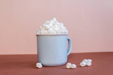 Kahverengi arka planda kakaolu şekerleme.