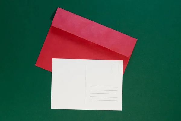 Sobre Con Tarjeta Postal Navidad Sobre Fondo Verde —  Fotos de Stock