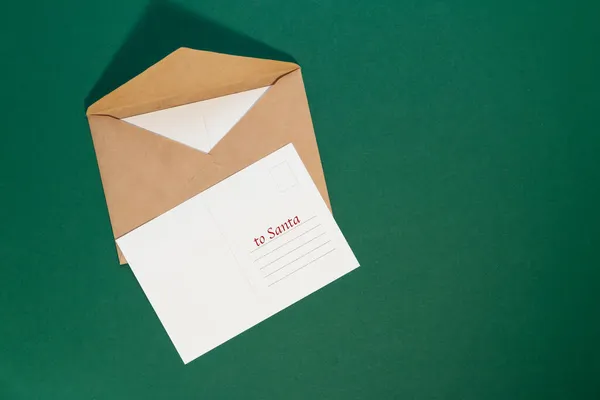 Envelop Met Kerstbriefkaart Groene Achtergrond — Stockfoto