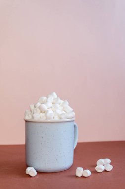 Kahverengi arka planda kakaolu şekerleme.